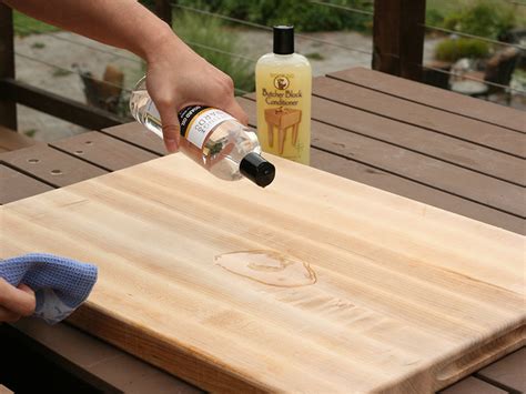 how to seal a wooden cutting board with the best natural oil