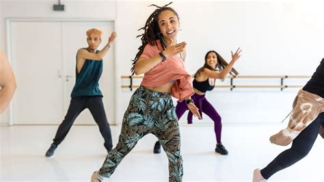 What to Wear for Dance Class Hip Hop: A Stylistic and Comfort-Focused Exploration